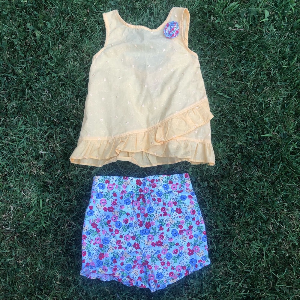 Adorable 2 piece outfit with great detail❤️